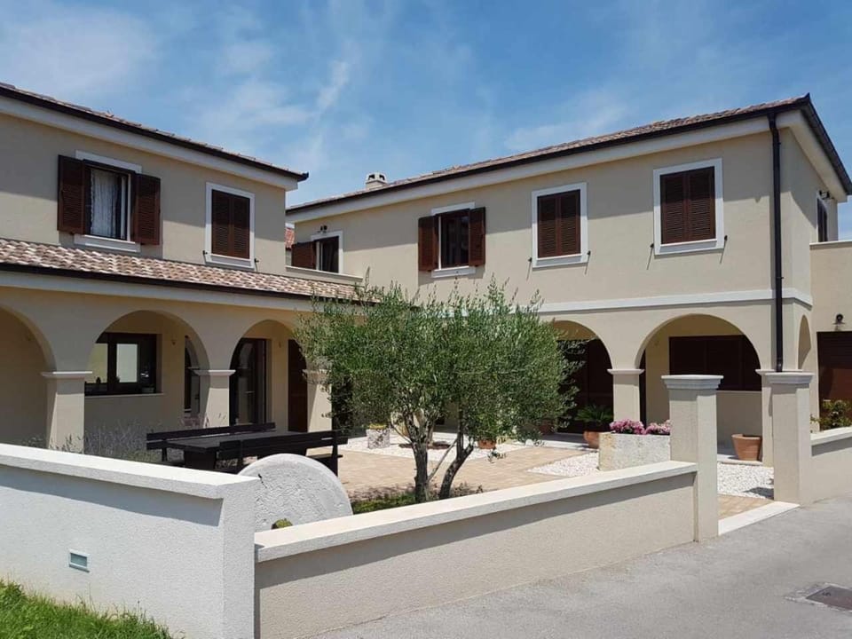 Facade/entrance