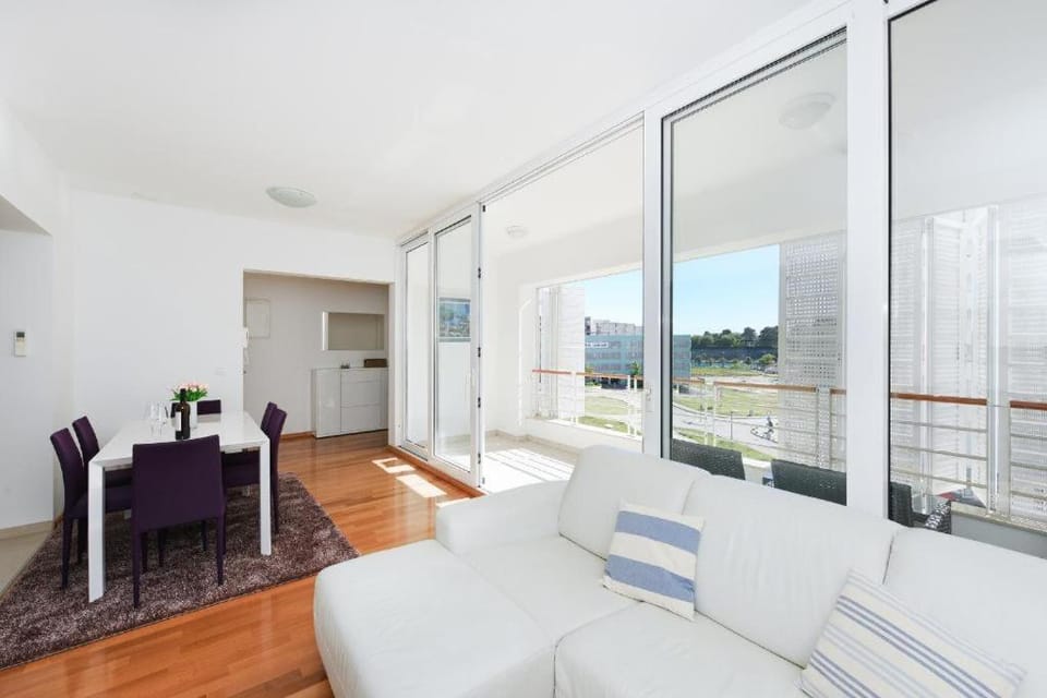 View (from property/room), Living room, Seating area, Dining area
