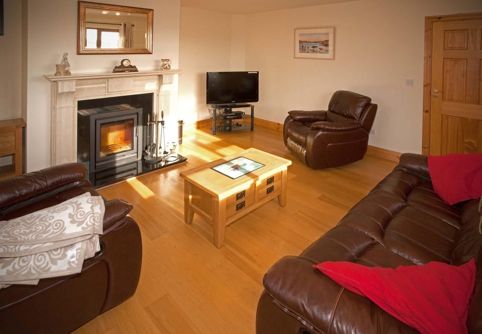 TV and multimedia, Living room, Seating area, Evening entertainment, fireplace