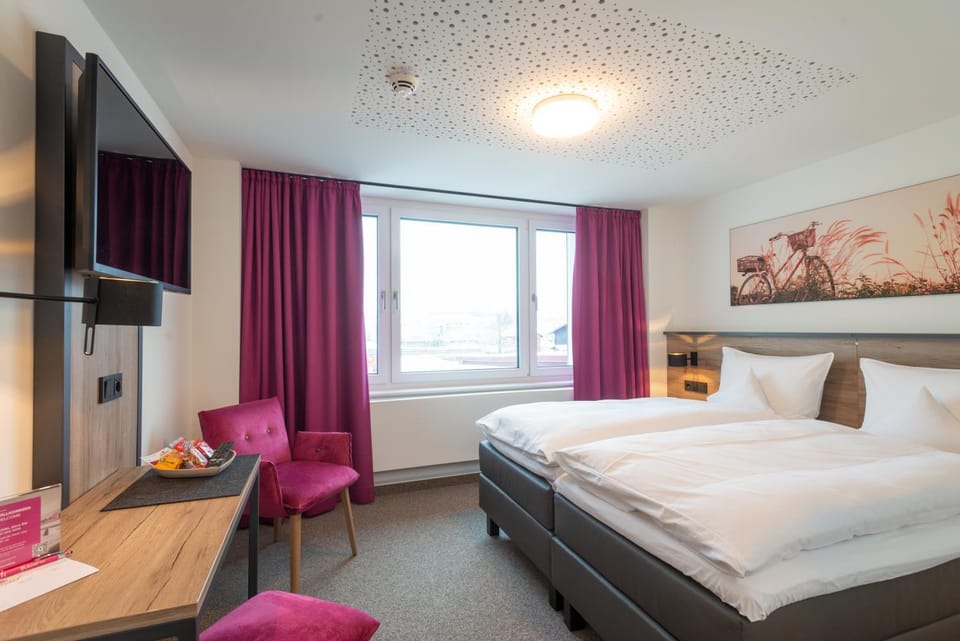 TV and multimedia, Photo of the whole room, Seating area, Bedroom, Facility for disabled guests