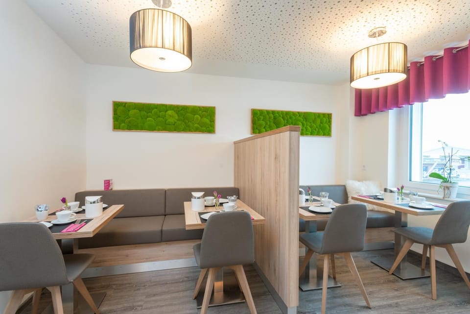 Photo of the whole room, Dining area