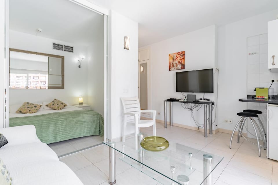 Bed, TV and multimedia, Living room