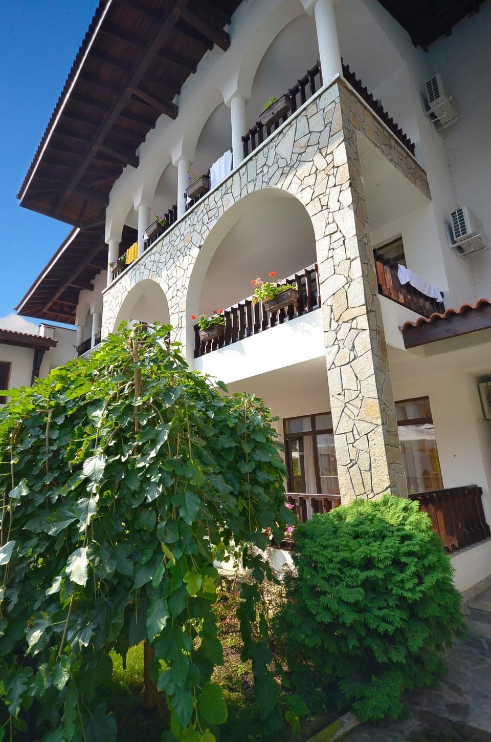 Property building, Patio, Garden, Balcony/Terrace