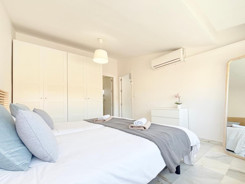 Bed, Photo of the whole room, Bedroom, internet, towels, wardrobe, air conditioner