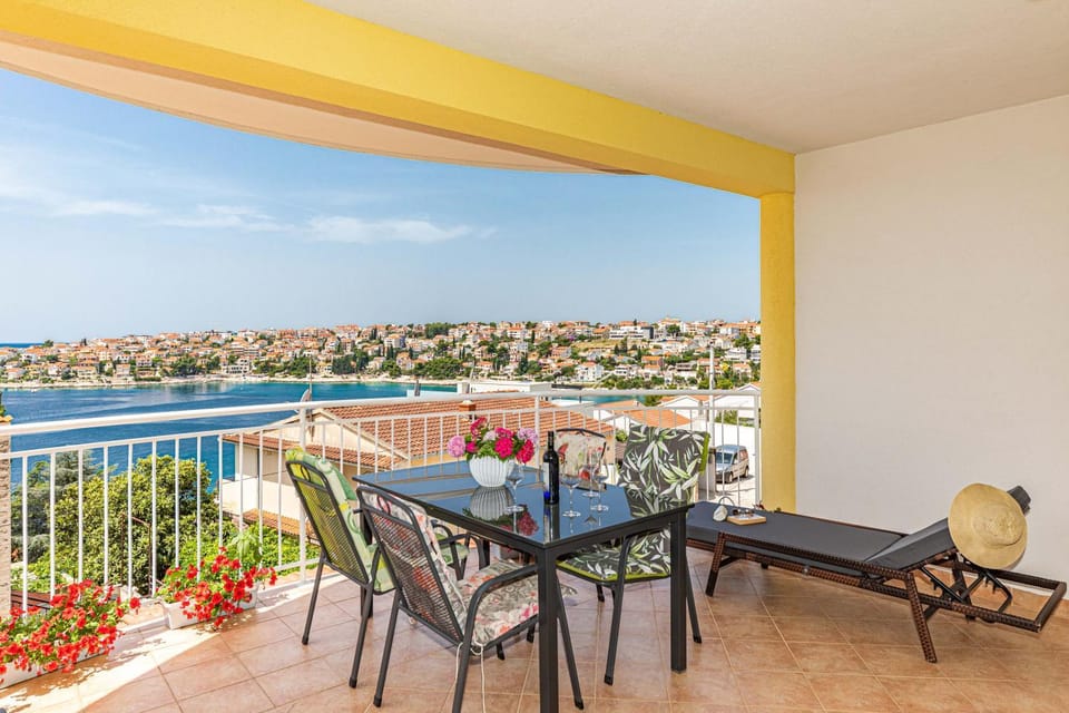 Apartments Villa Nea Leona Apartment in Okrug Gornji