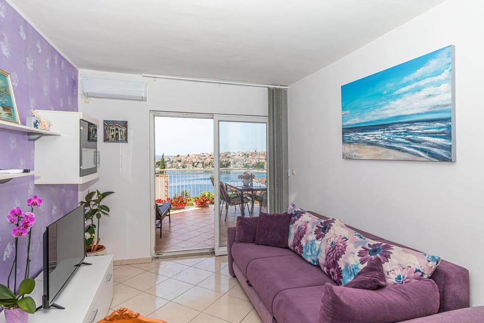 Apartments Villa Nea Leona Apartment in Okrug Gornji