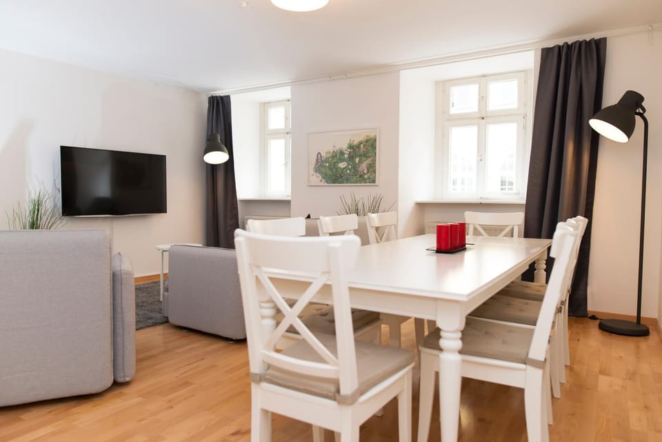 TV and multimedia, Living room, Seating area, Dining area
