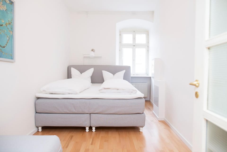 Bed, Seating area, Bedroom