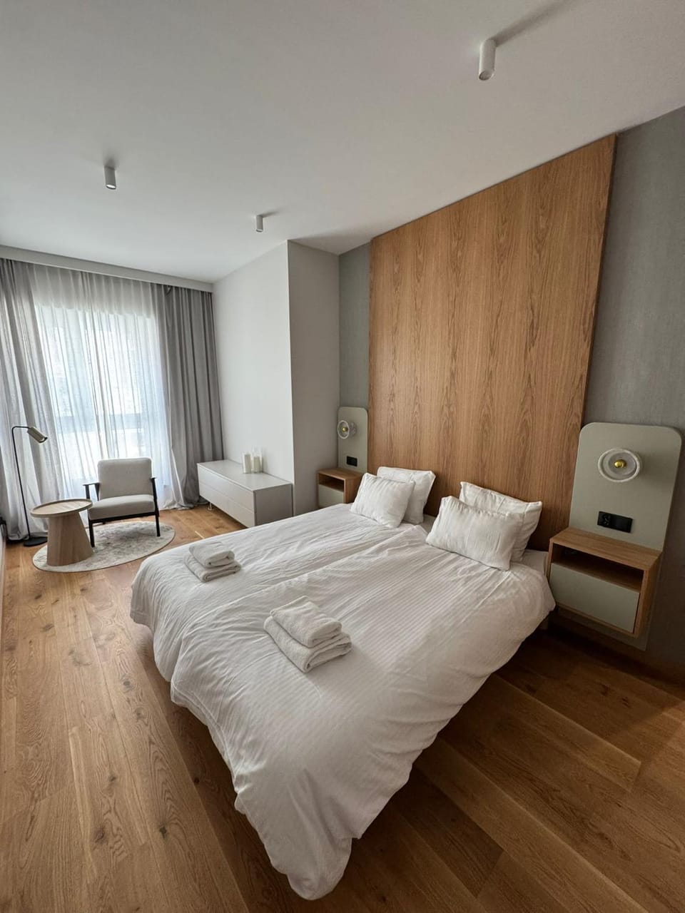 Bed, Photo of the whole room, Seating area, Bedroom, towels, wardrobe