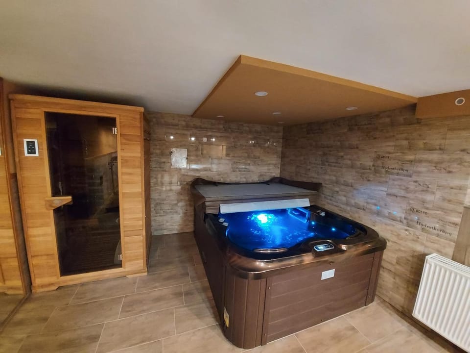 Hot Tub, Sauna, Spa and wellness centre/facilities