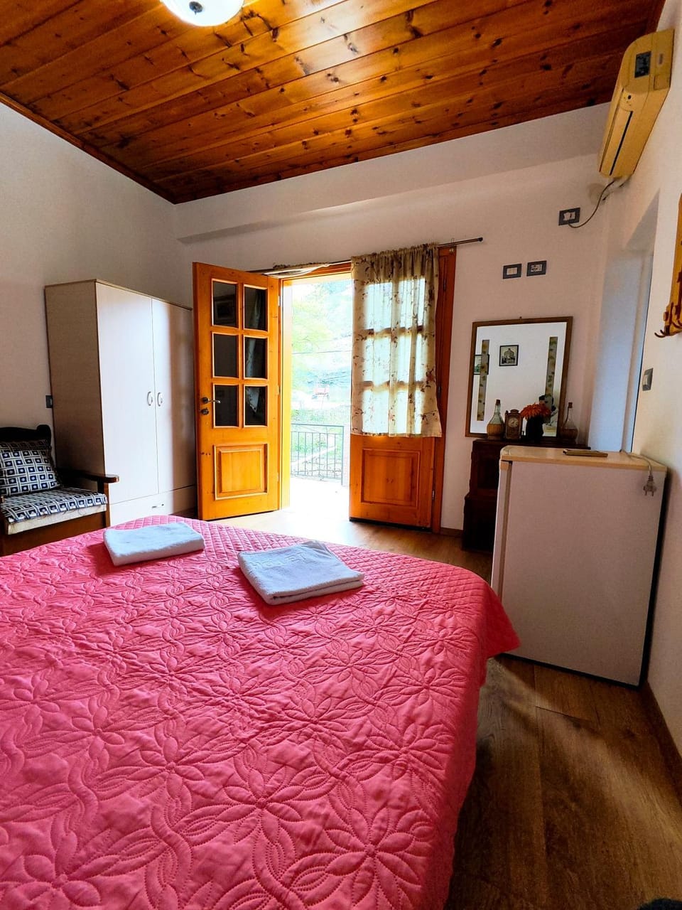 Photo of the whole room, Bedroom, minibar, wardrobe