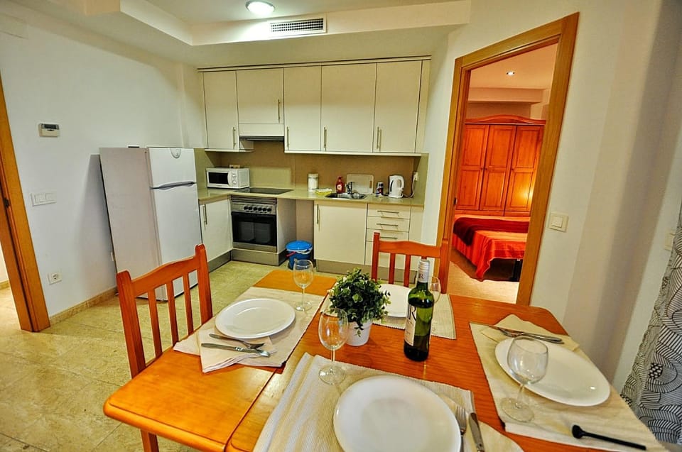 Kitchen or kitchenette, Dining area