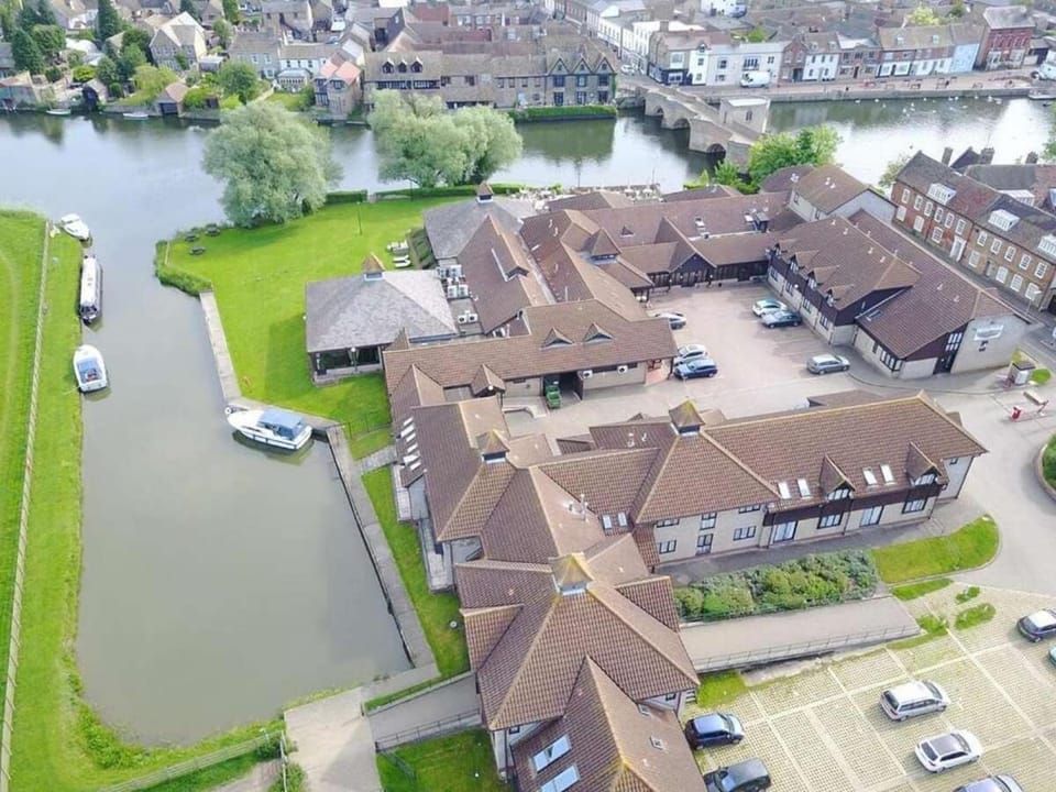 Property building, Bird's eye view, River view, Location