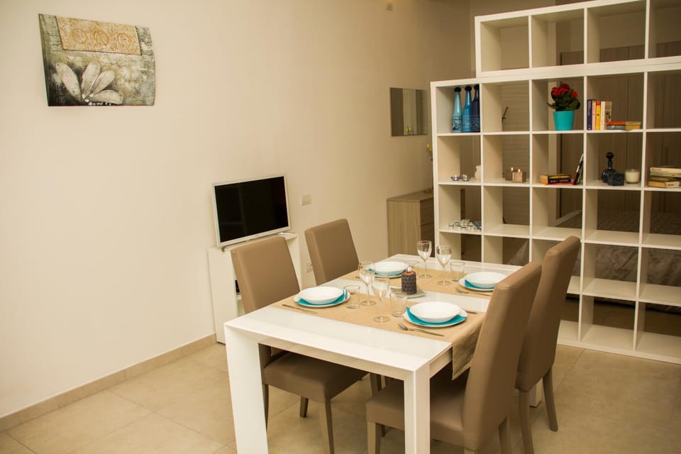 TV and multimedia, Kitchen or kitchenette, Living room, Seating area, Dining area