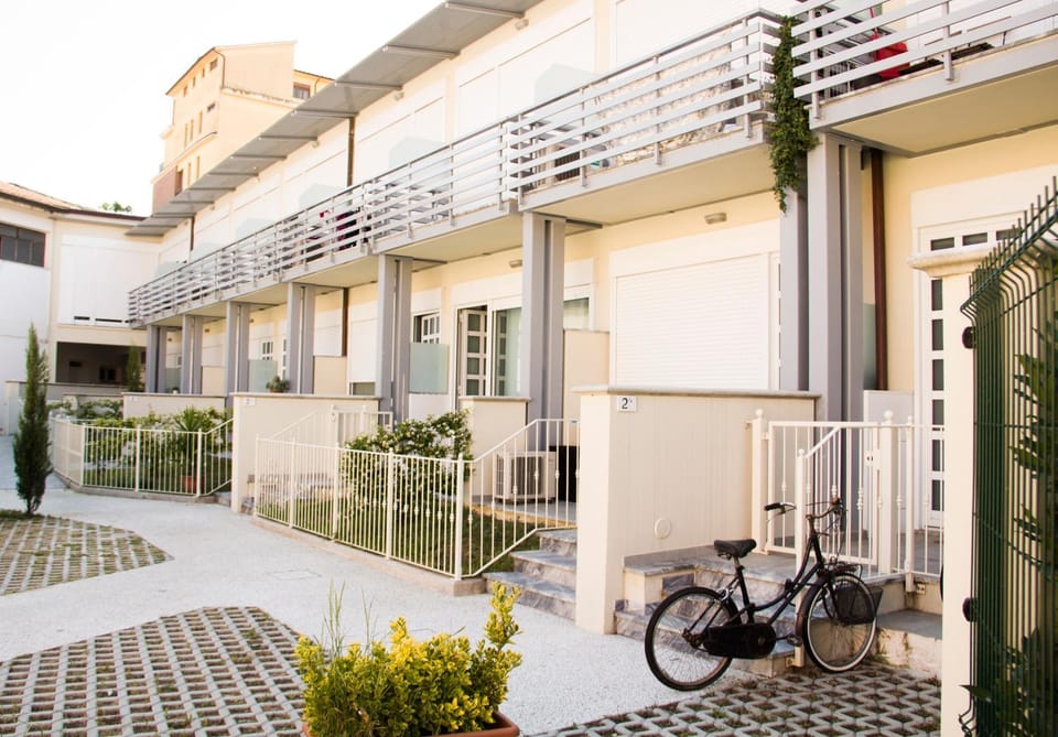 Property building, Patio, Facade/entrance, Day, View (from property/room), Balcony/Terrace, acessibility