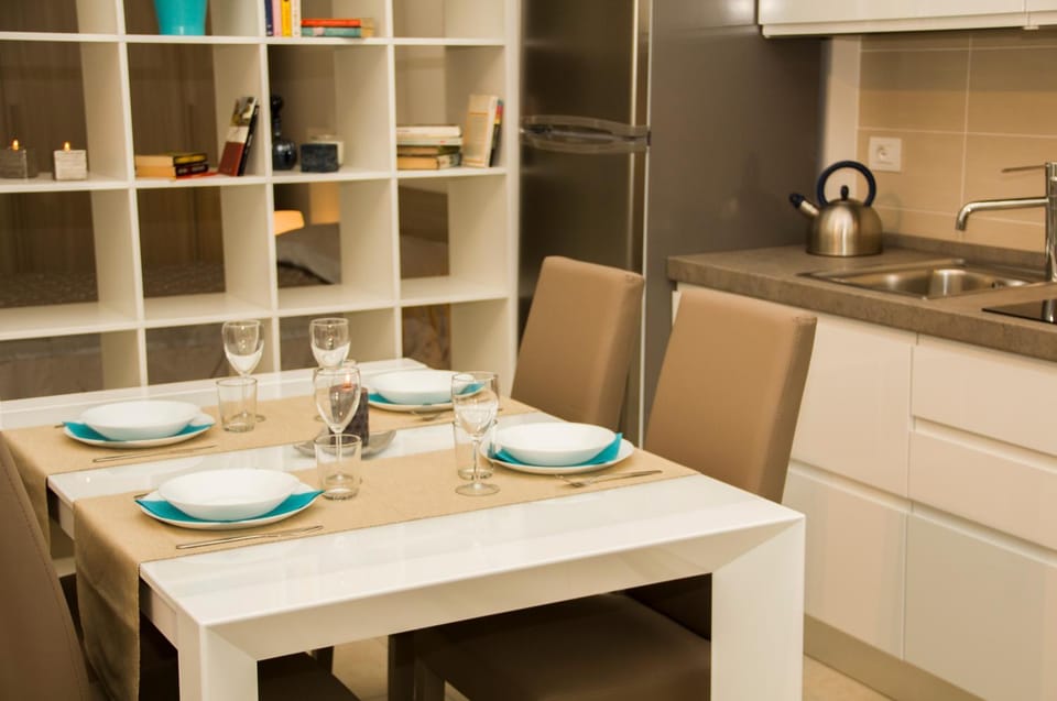 Kitchen or kitchenette, Dining area, stove