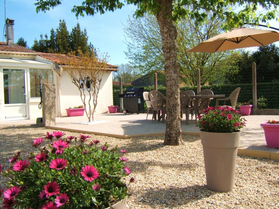 Patio, Facade/entrance, Spring, Day, BBQ facilities, Garden, Balcony/Terrace, Garden view