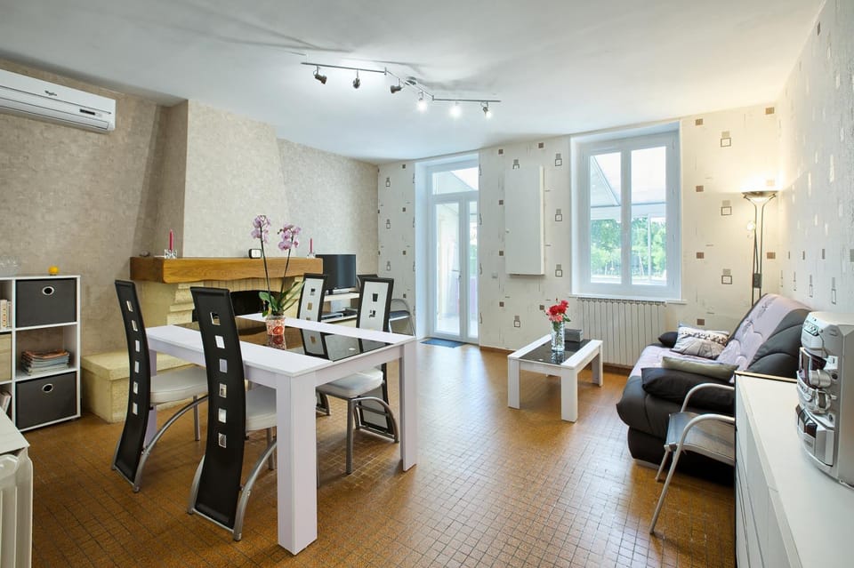 Communal lounge/ TV room, Library, TV and multimedia, Living room, Seating area, Dining area, air conditioner