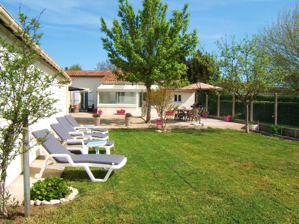 Patio, Facade/entrance, Spring, Day, Natural landscape, Garden, Garden, On site, Garden view, sunbed