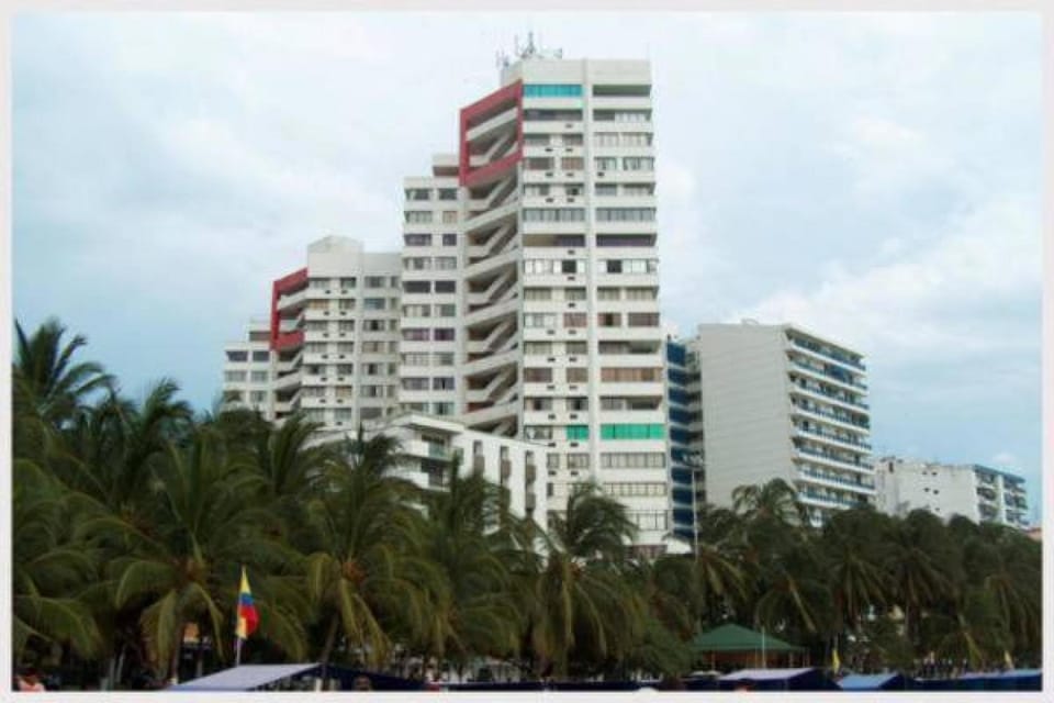 Nearby landmark, Facade/entrance, Off site, Day, Neighbourhood