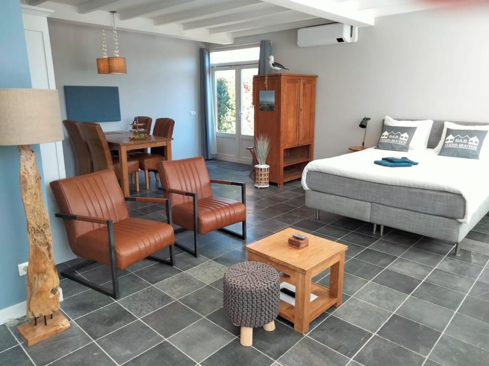 Seating area, Dining area, Bedroom