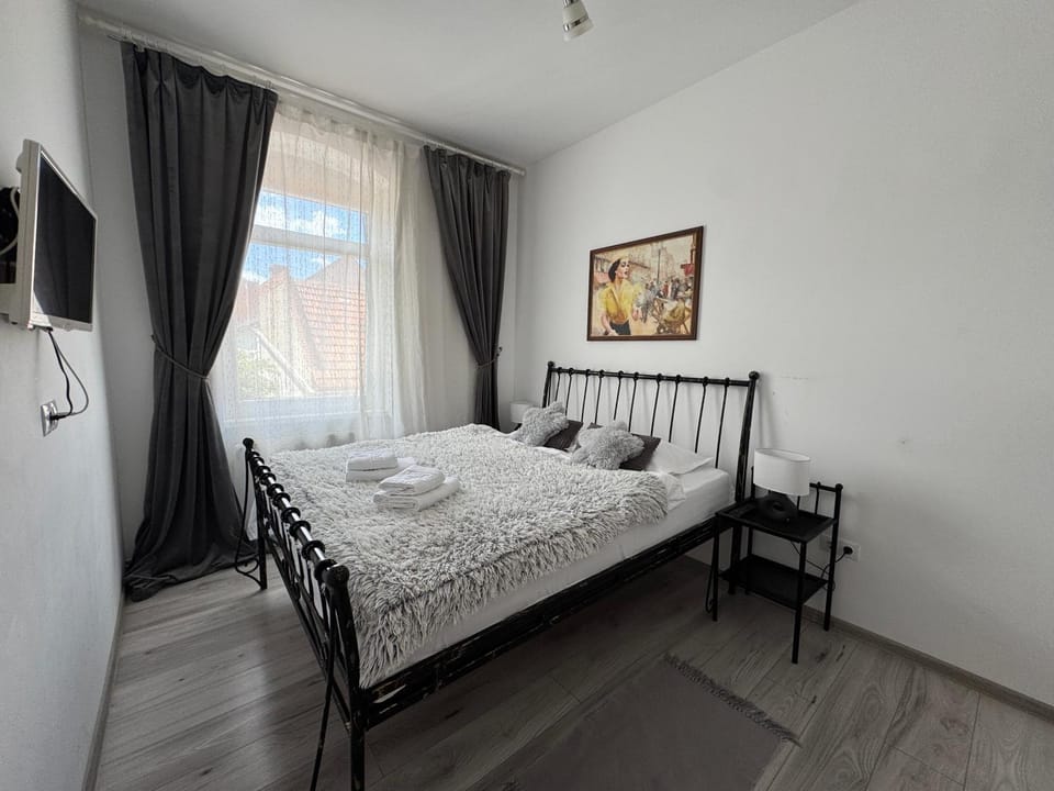 Bed, TV and multimedia, Photo of the whole room, Bedroom, towels