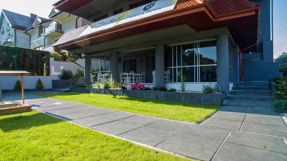 Restaurant/places to eat, Facade/entrance, Garden, Balcony/Terrace