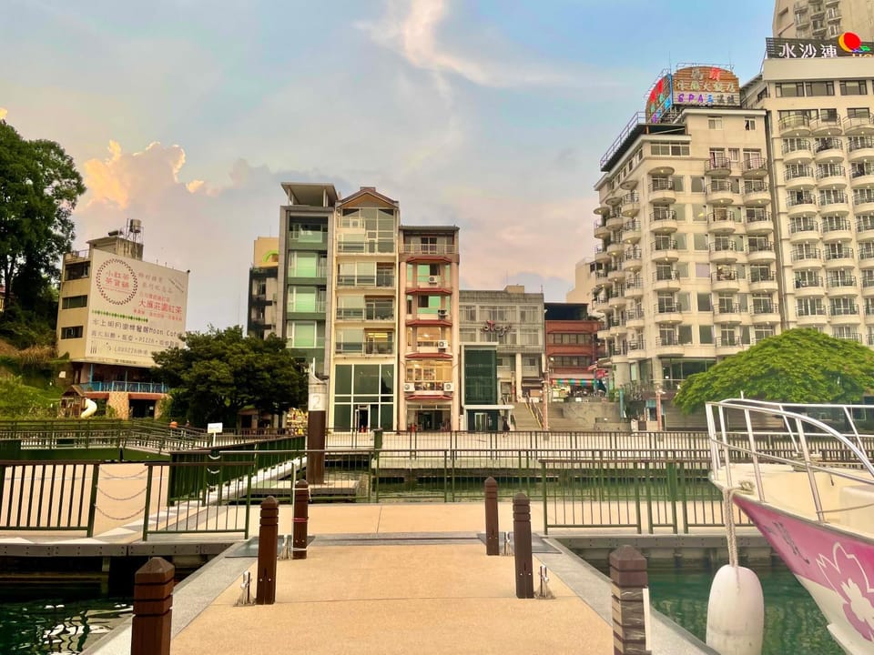 Property building, Nearby landmark, Neighbourhood, Landmark view