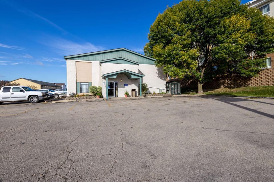 Property building, Facade/entrance, Day, On site, Time of day