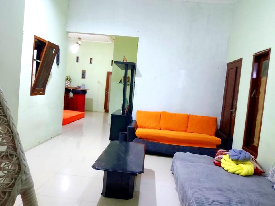 Rumah Luas isi tiga Kmr dan banyak tempat tidur House in Batu