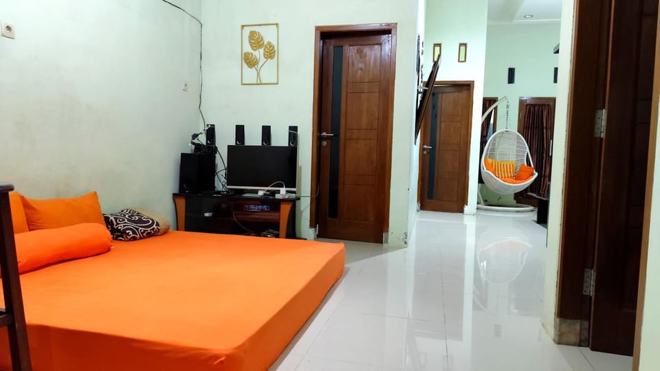 Rumah Luas isi tiga Kmr dan banyak tempat tidur House in Batu