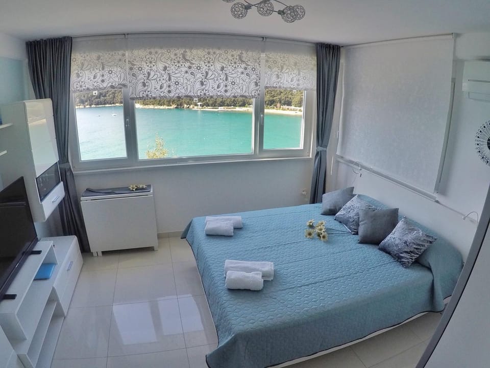 Bed, Sea view
