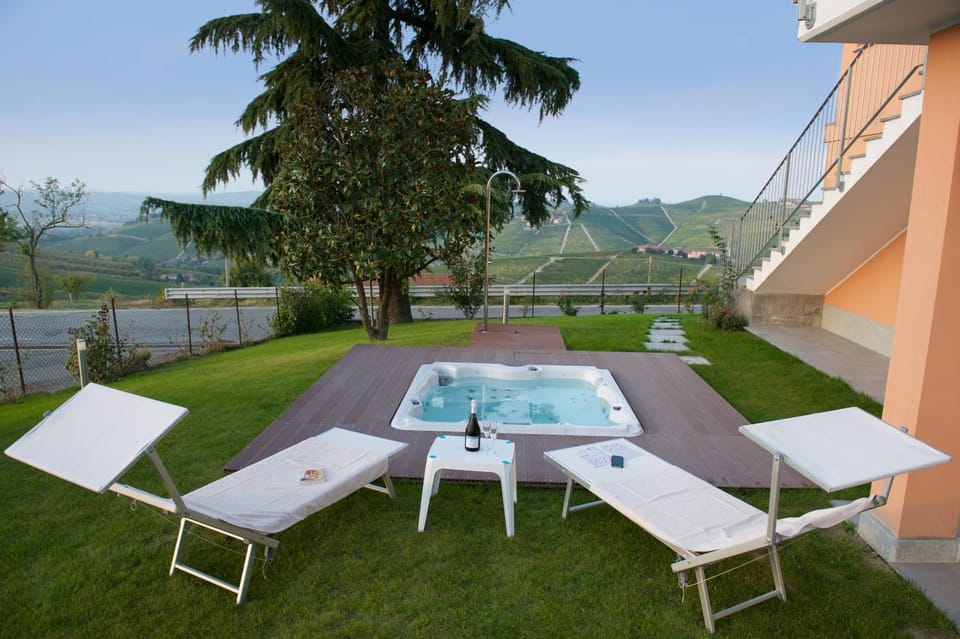 Swimming pool, sunbed