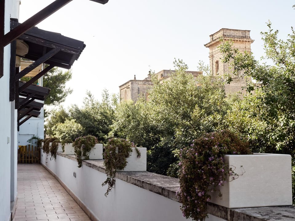 Balcony/Terrace, Street view