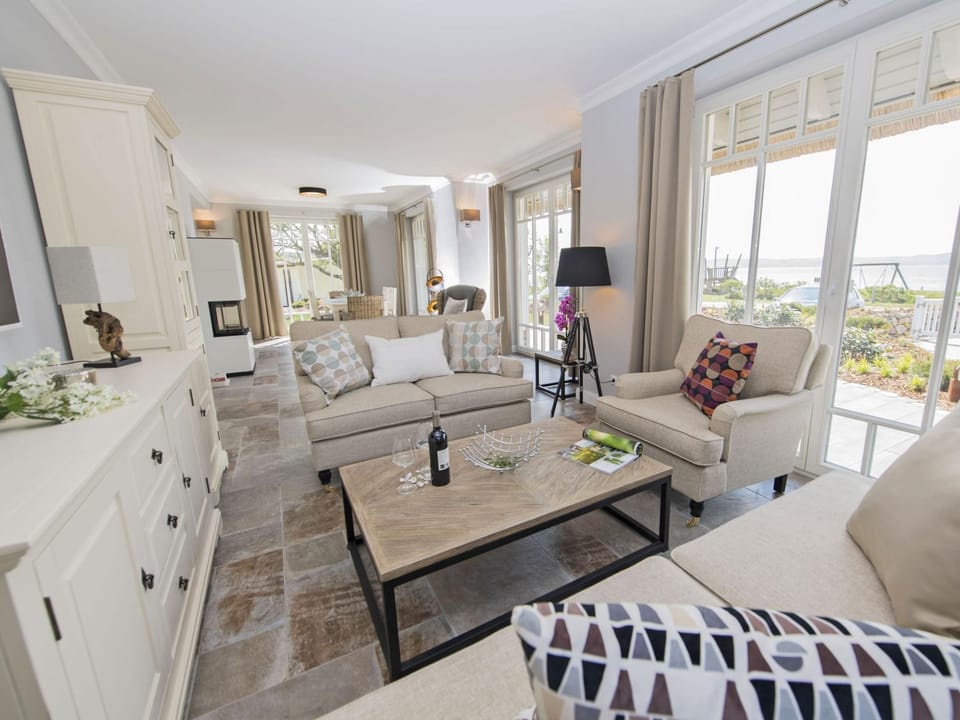 TV and multimedia, Balcony/Terrace, Living room, Photo of the whole room, Decorative detail, Seating area, Garden view, Sea view