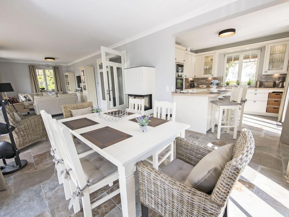 Coffee/tea facilities, Kitchen or kitchenette, Living room, Photo of the whole room, Decorative detail, Seating area, Dining area