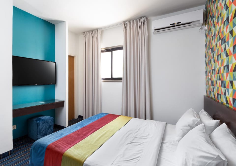 Bed, TV and multimedia, Photo of the whole room, Bedroom