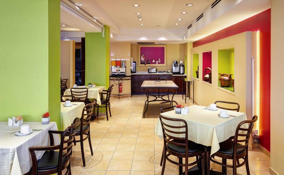 Restaurant/places to eat, Meals, Buffet breakfast, Dinner, Non alcoholic drinks