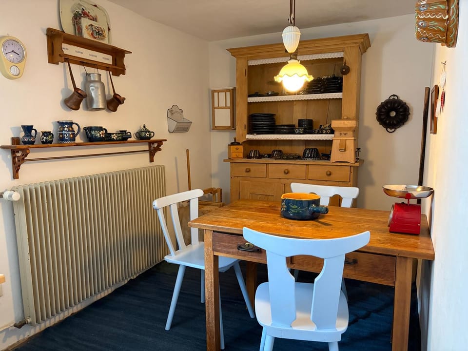 Seating area, kitchen