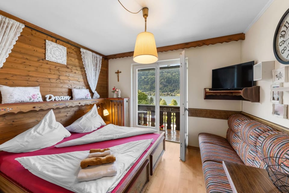 TV and multimedia, Photo of the whole room, Lake view