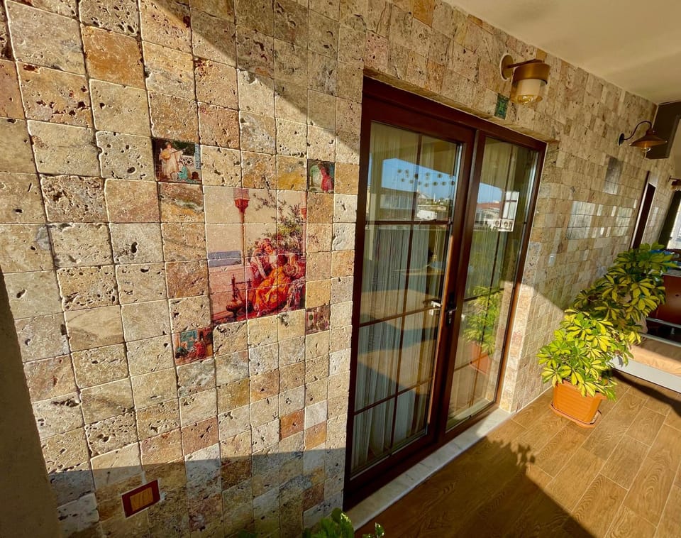 Property building, Patio, Patio, Balcony/Terrace, Balcony/Terrace, Decorative detail