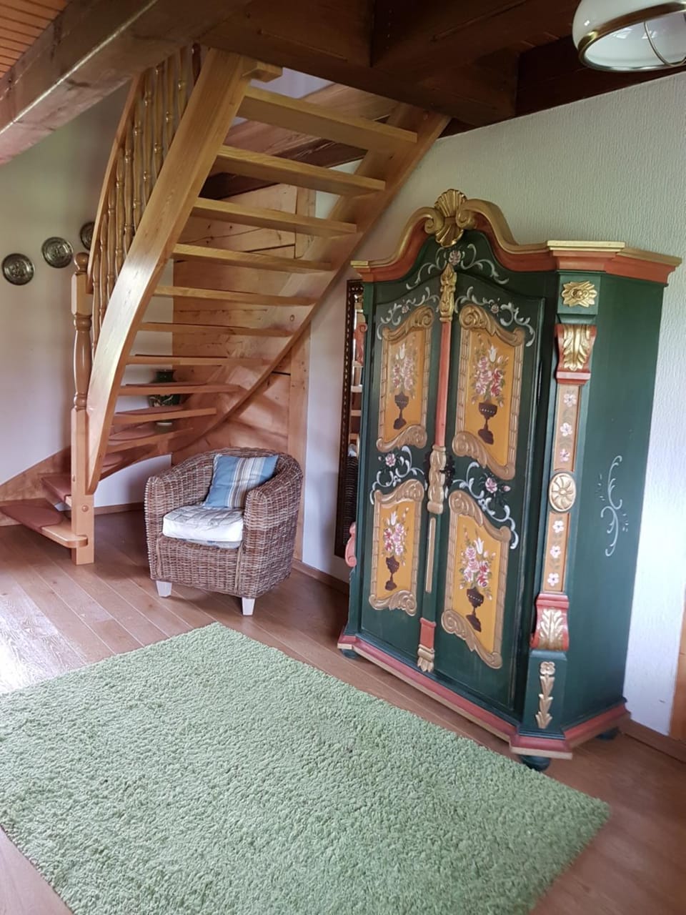 Photo of the whole room, Decorative detail