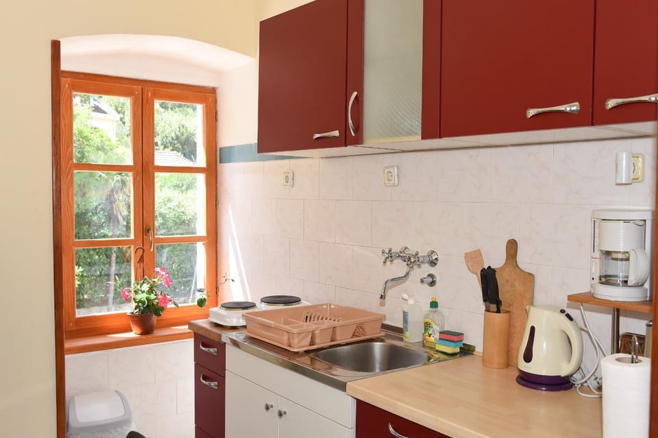 Coffee/tea facilities, Dining area, Garden view