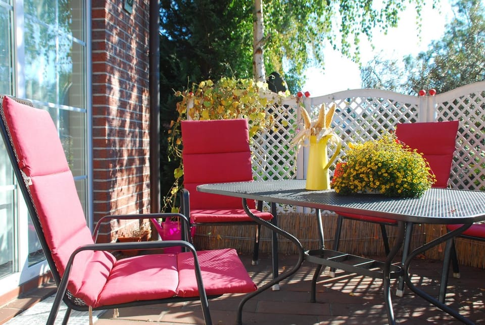 Photo of the whole room, Decorative detail, Internal: Not applicable to any particular room