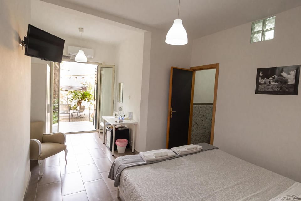 Bed, Garden, TV and multimedia, Photo of the whole room, Bedroom