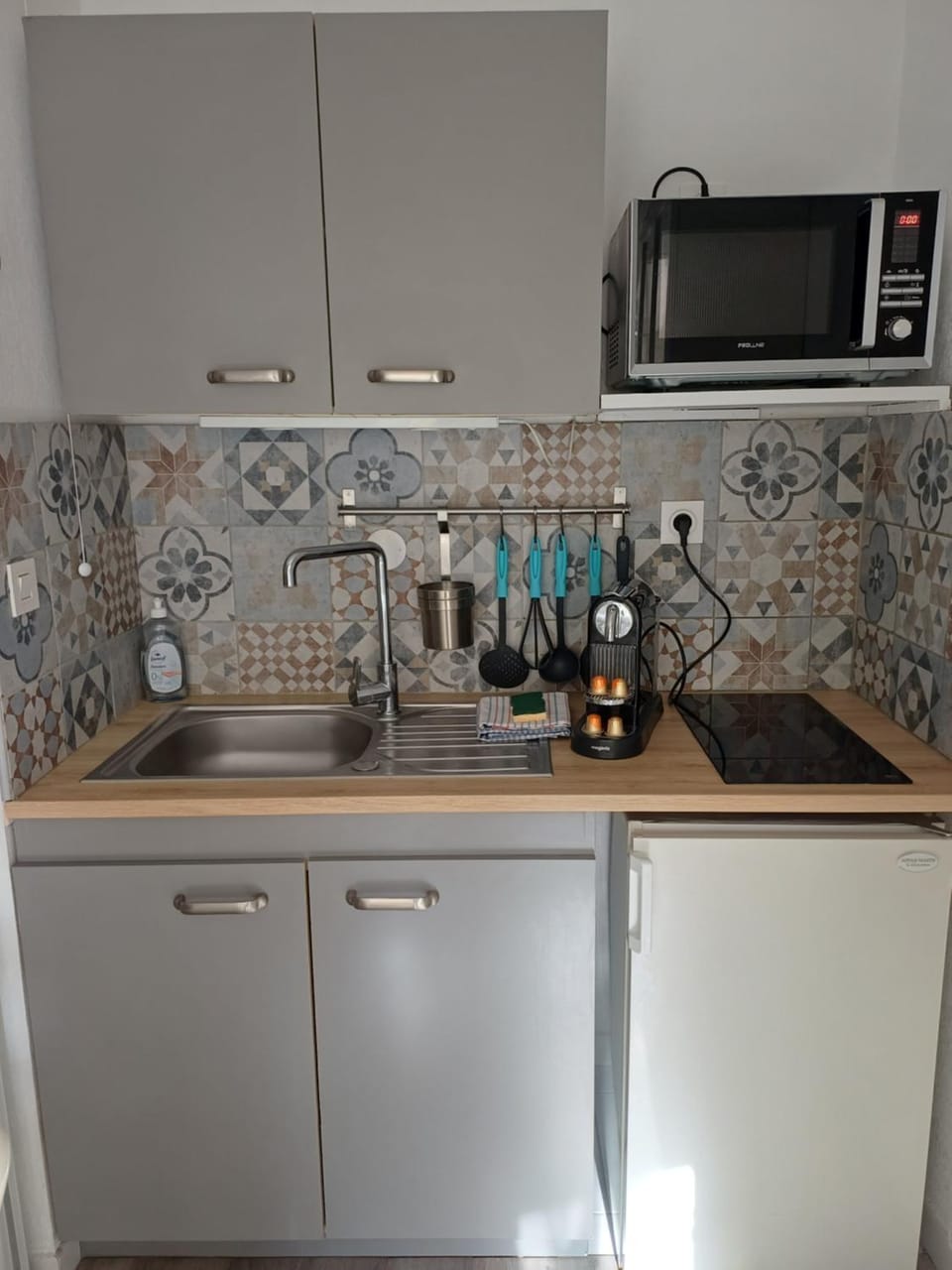 Coffee/tea facilities, Kitchen or kitchenette, oven