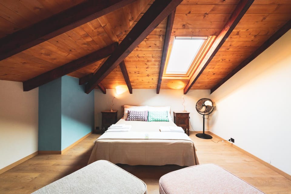Bed, People, Bedroom, Guests, children, young children, older children, group of guests, Family