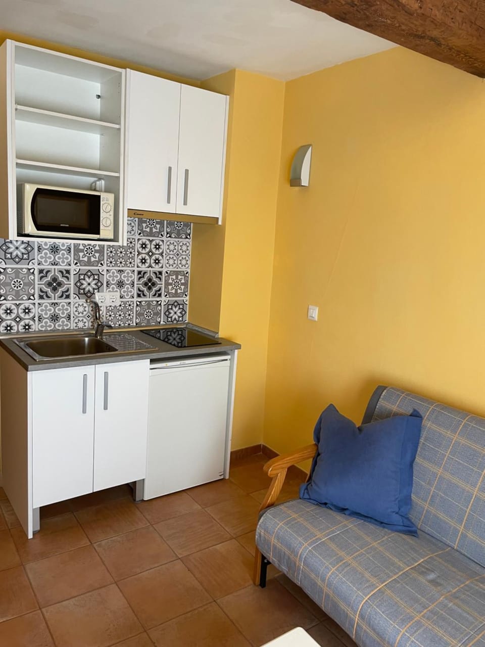 Kitchen or kitchenette, minibar, stove