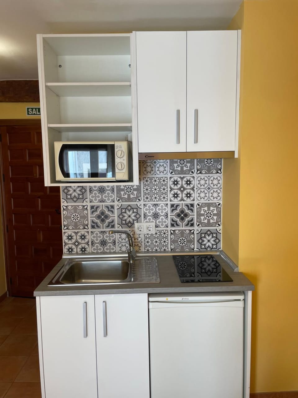Kitchen or kitchenette, minibar, stove