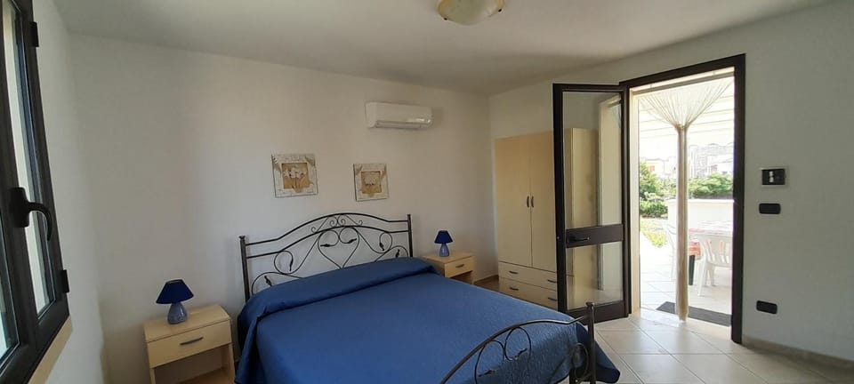 Bed, Photo of the whole room, Bedroom, air conditioner